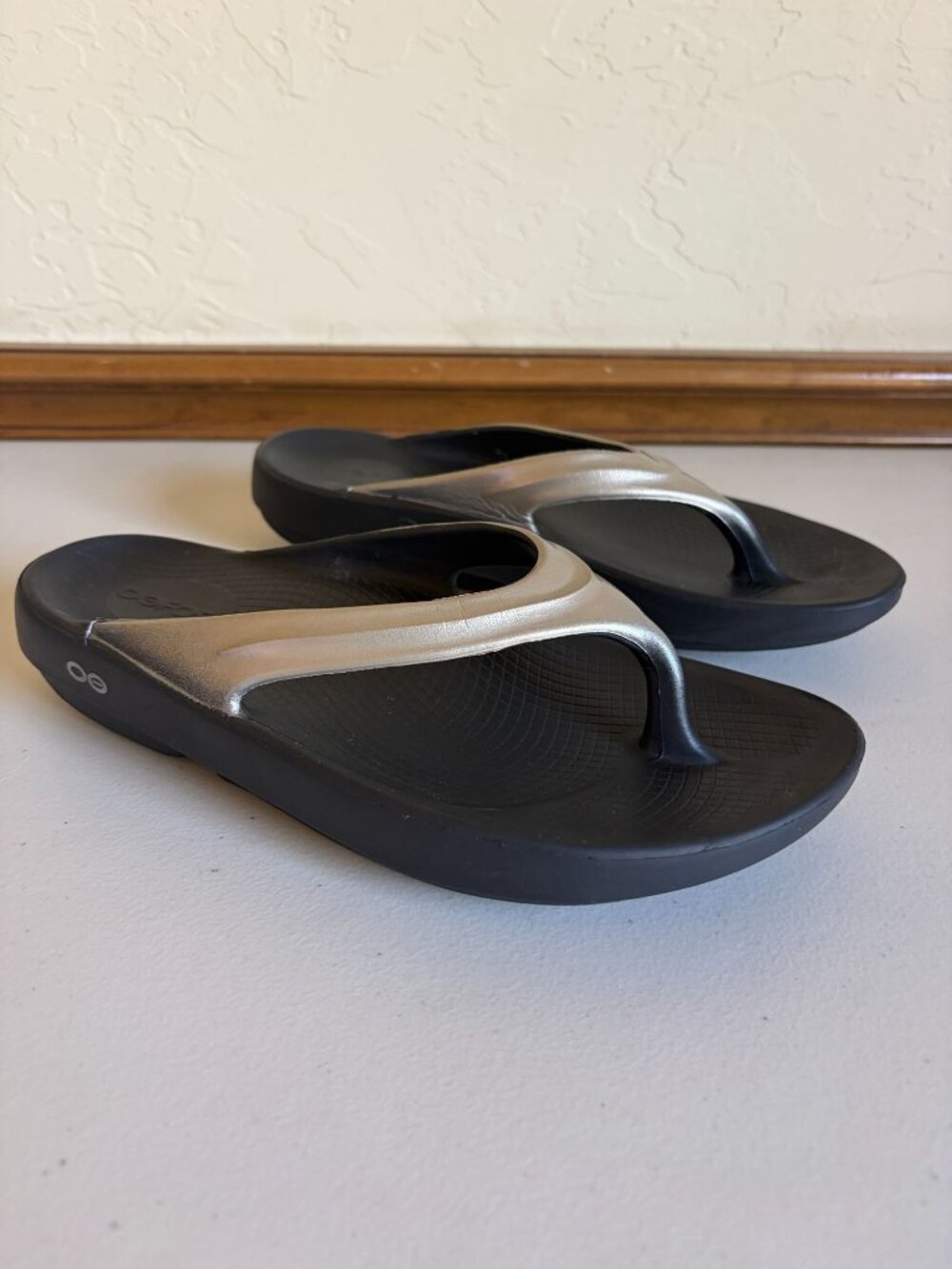 OOFOS OOlala Luxe Women's 9 Silver Metallic Late Flip Flop Recovery Comfort Sand